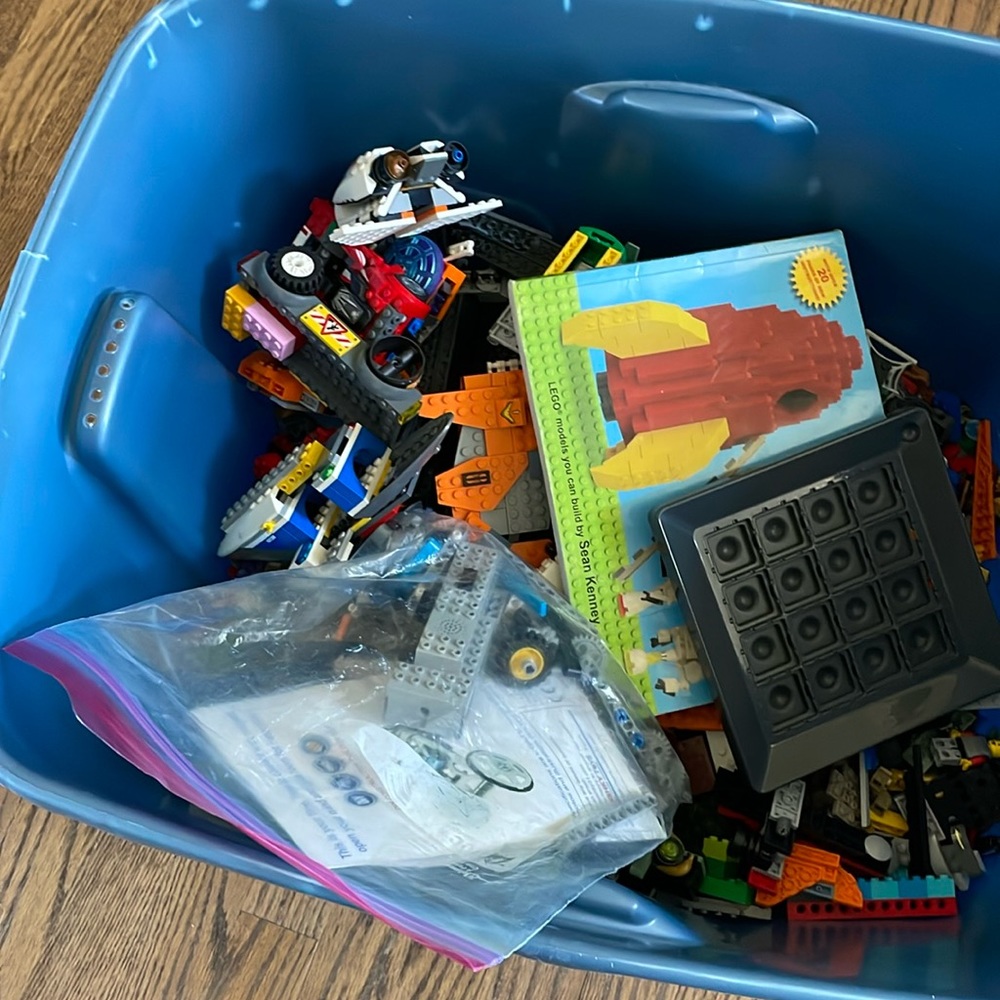 Large bin of Lego’s-15 lbs in weight. Dozens of sets. Includes LEGO idea book